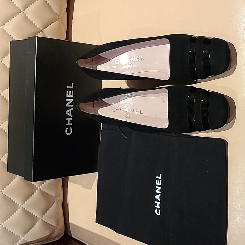 CHANEL black suede pumps with chrome and patent leather details. Size 40 - Picture 2 of 16